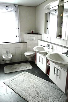 Badezimmer: Bidet, WC, Doppelwaschbecken
